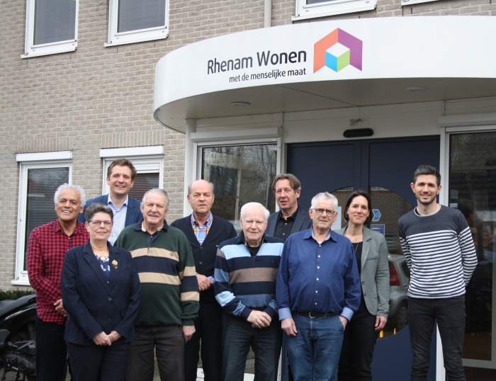 Huurdersorganisaties REA en HpF A&O, Pieter Thoben (directeur/bestuurder Rhenam Wonen) en Monique Mol (bestuurssecretaris)
