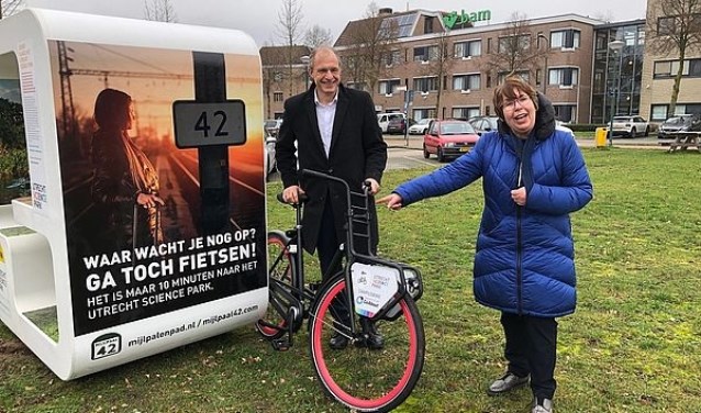 Wethouder Ali Dekker en Henk Jan vd Velden (dir St.Science Park) bij de Science Cube