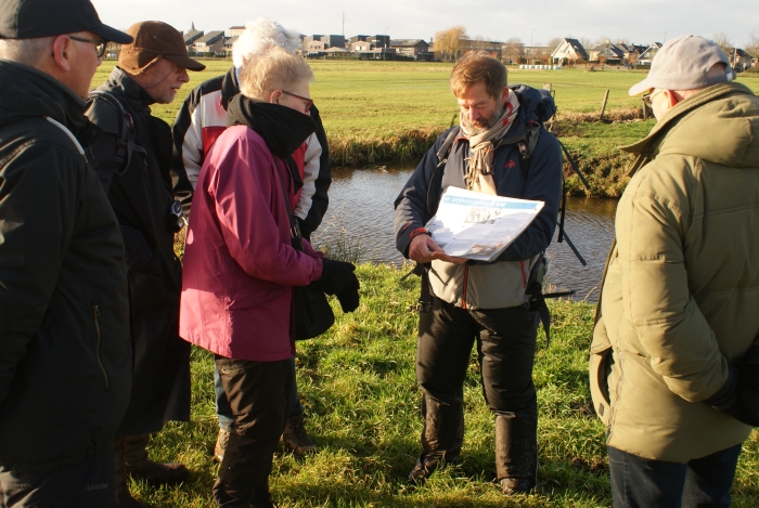 IVN gids Kees de Heer en deelnemers van een Eemland300 excursie