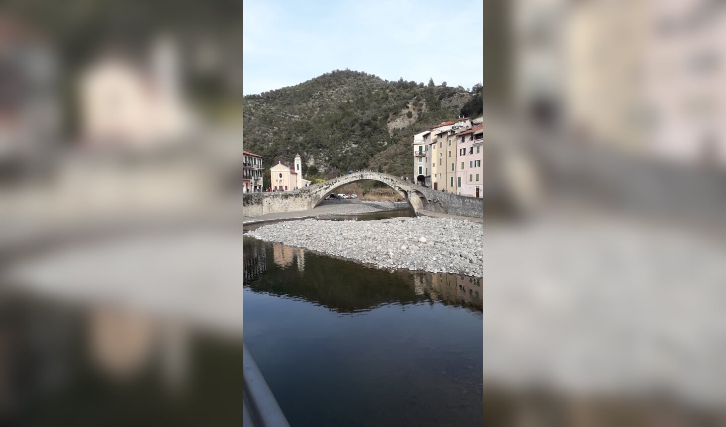 ,,De foto is gemaakt in Zuccarello, Noord Italië, middeleeuwse brug over de Neva rivier.