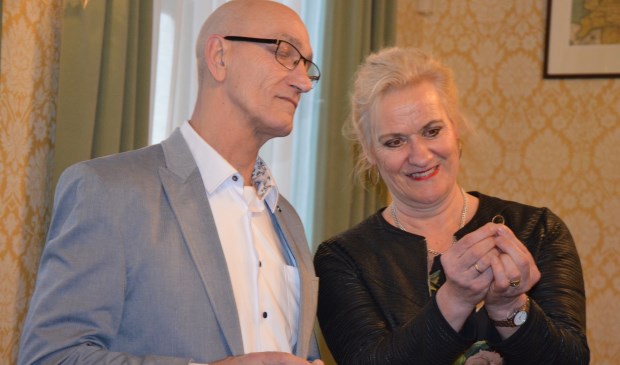 De vinder overhandigt de ring aan wethouder Wil Kosterman