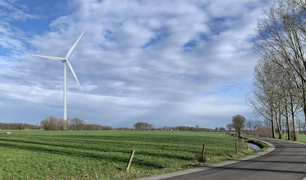 Een impressie van een windturbine in het buitengebied van Leusden.