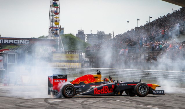 Max Verstappen met zijn Formule1 wagen op het circuit van Zandvoort. 