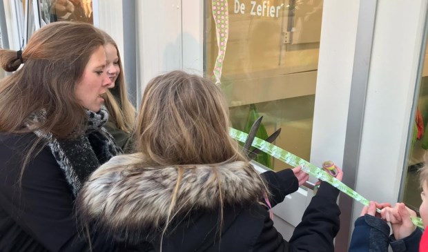 Juf Marlies knipt het lint door.