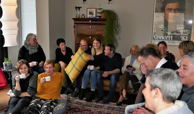 Volle huiskamer tijdens een van de voorstellingen in 2019 tijdens de eerste Soester editie van Gluren bij de Buren.