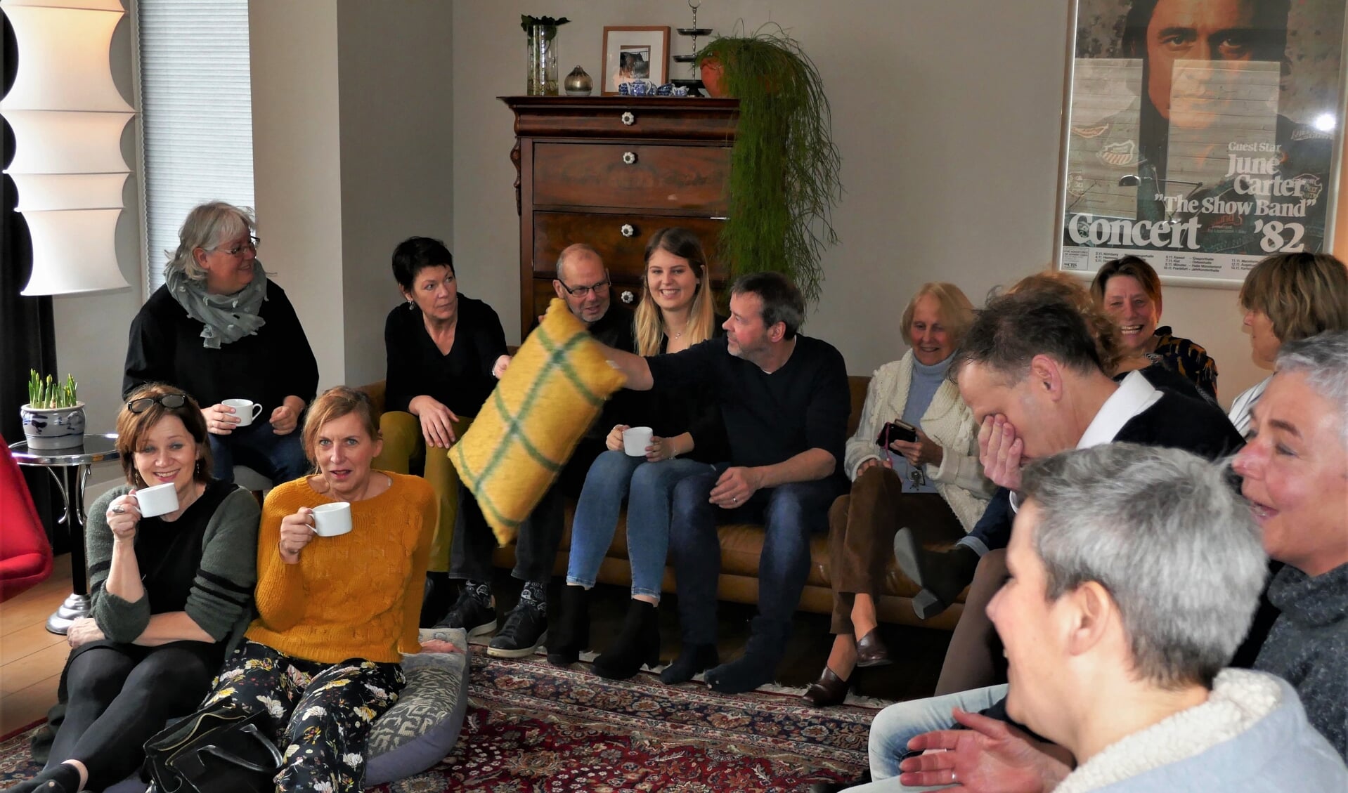 Volle huiskamer tijdens een van de voorstellingen in 2019 tijdens de eerste Soester editie van Gluren bij de Buren.