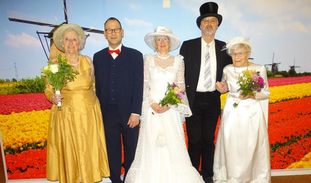 Marjan Jansen geflankeerd door de bruidsparen Anna en Johan (links) en Letta en Matthijs