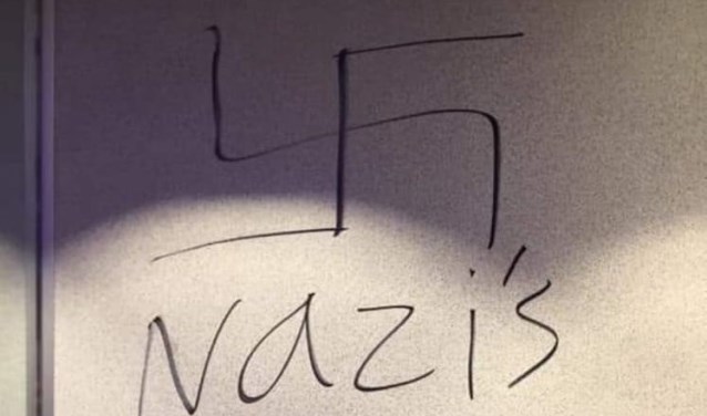n oktober werd in een van de studentenflats in Uilenstede een hakenkruis aangetroffen met de tekst "Nazi's boven Joden"