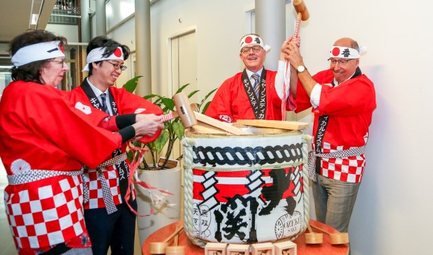 Lo Wuite en Yuki Hono (van Canon) en Frank de Reij en Martha Peters (van Meander) namen deel aan de Sake Ceremony waarbij zij met een houten hamer de deksel braken van een vat gevuld met Sake.