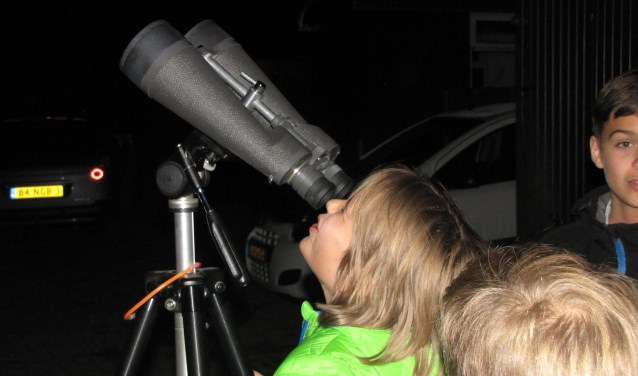 Kinderen kijken naar Venus.