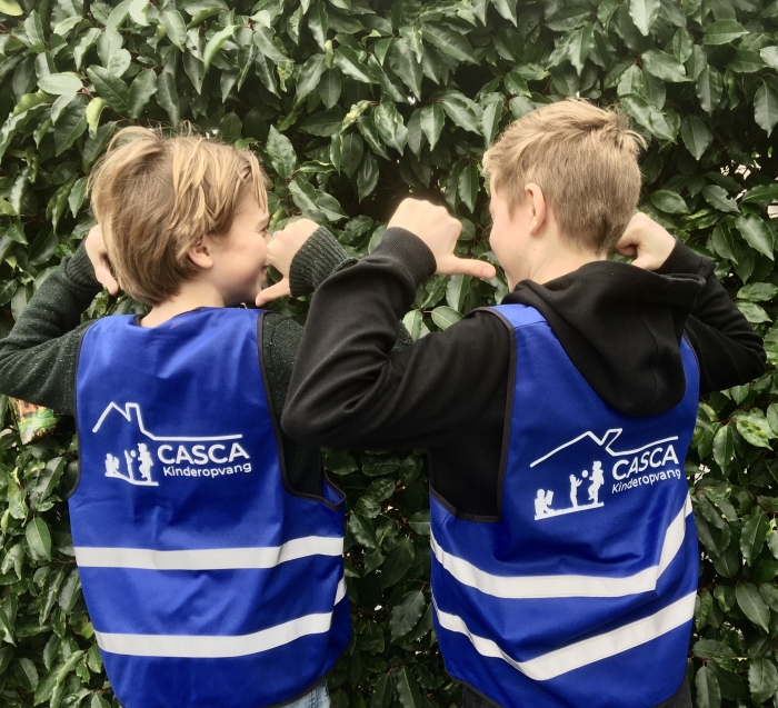 Kinderen met hesje nieuwe logo. Dit zijn mijn kinderen en mag worden gebruikt.