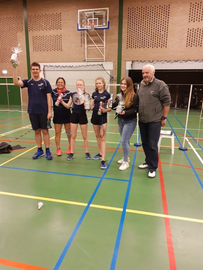 Jeugdteam J2 met trainers, kampioen