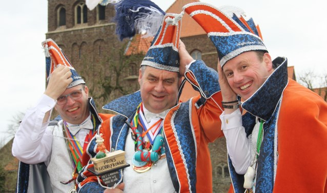 Prins HobbyKokkie en adjudanten Flauw en Lauw trotseren storm Dennis onderweg naar het Krasse Knarrenbal.