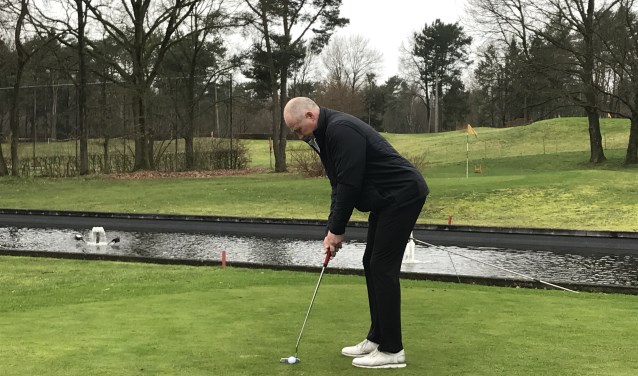 Opperste concentratie Pitch en Putt speler Maurice Möller.
