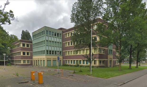 Op de locatie waar het wooncomplex moet komen staat nu een leegstaand kantoor.