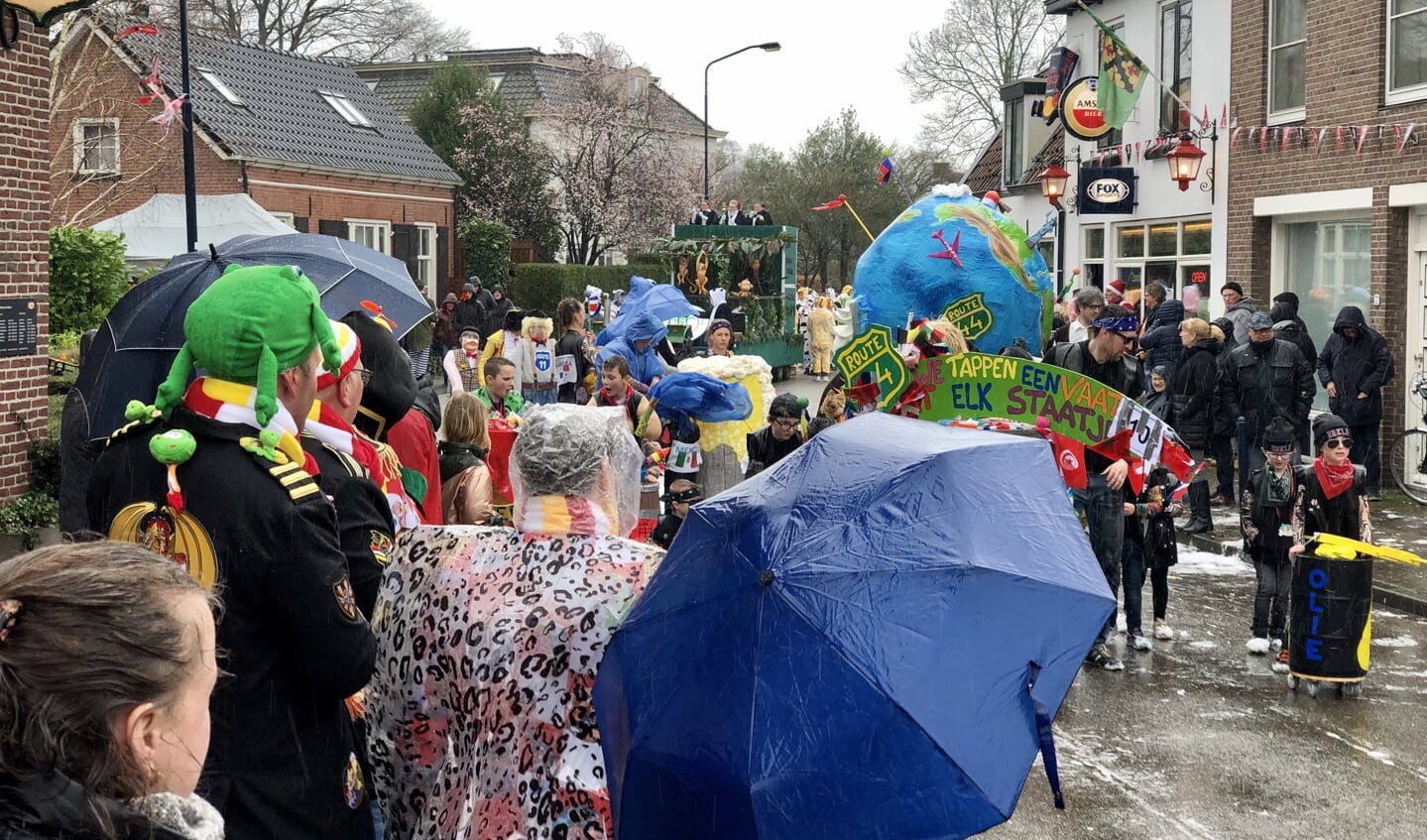 buis B.C. Aanzienlijk In beeld: Regenachtige editie carnavalsoptocht Hoogland - Nieuws uit de  regio Amersfoort