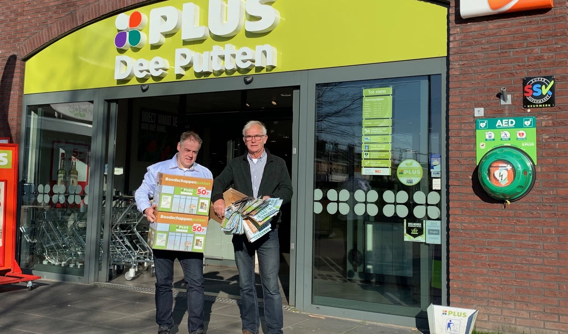 PLUS ondernemer Dennis Dee overhandigde 250 boodschappenpakketten aan de  voedselbank afdeling Putten