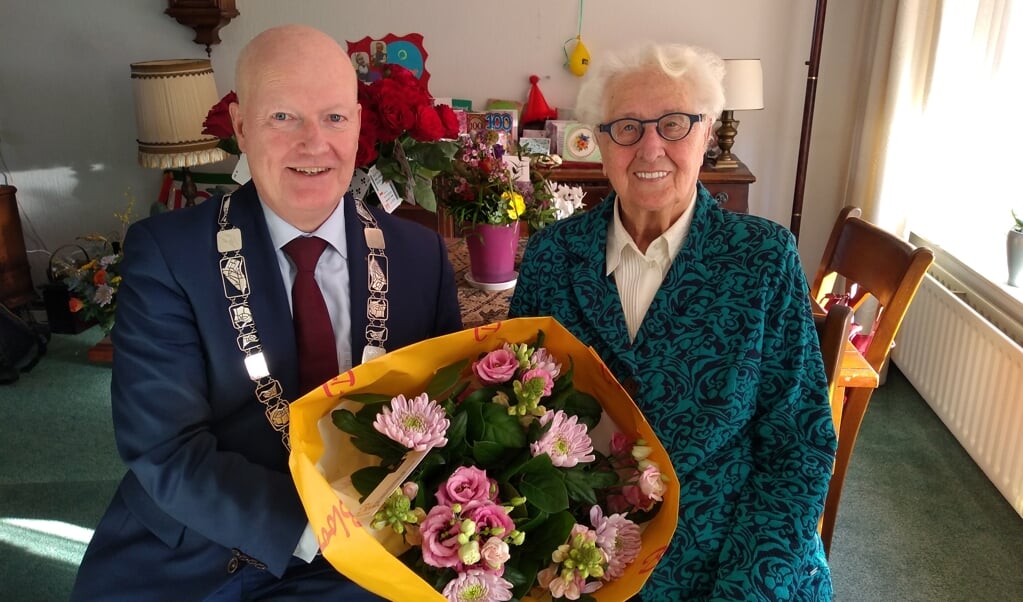 Ruud van Bennekom kwam An Vrancken donderdag feliciteren met haar 100e verjaardag. 