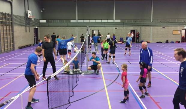 <p>Samen volleyballen tijdens het ouder-kind toernooi van VC Kromme Rijn</p>