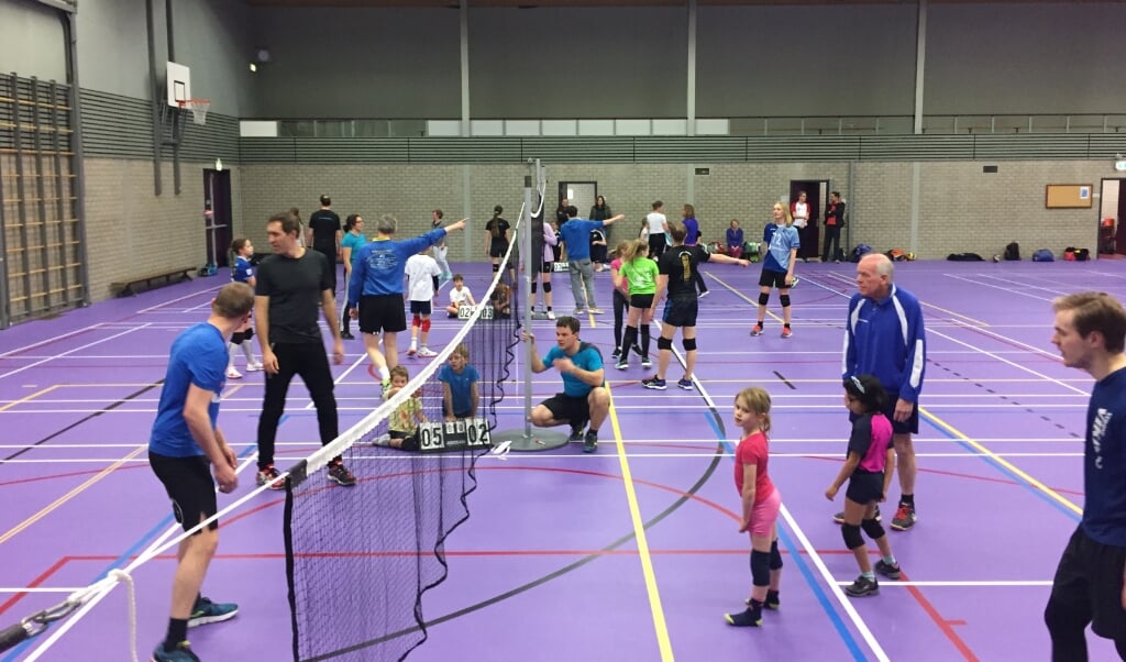 Samen volleyballen tijdens het ouder-kind toernooi van VC Kromme Rijn
