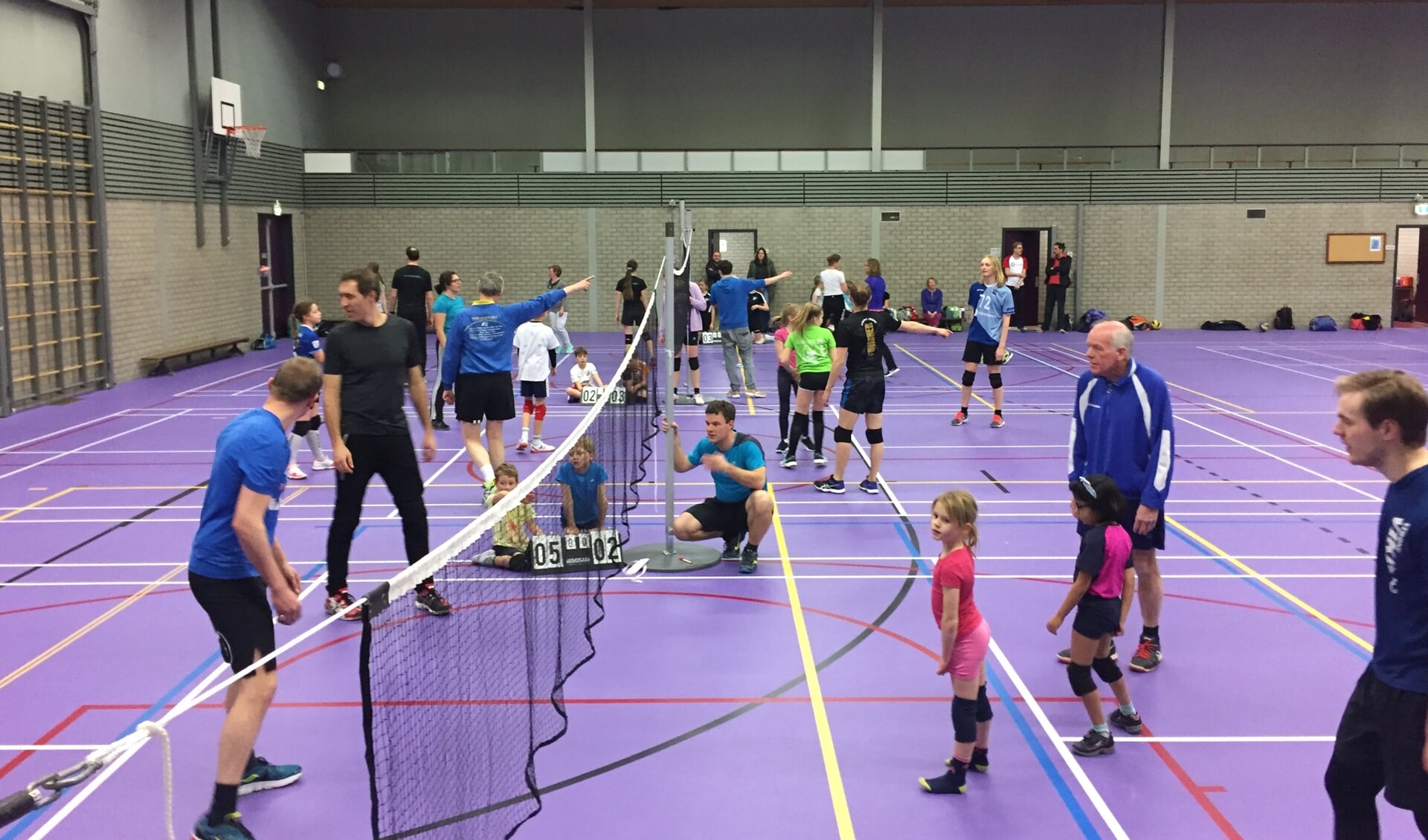 Samen volleyballen tijdens het ouder-kind toernooi van VC Kromme Rijn