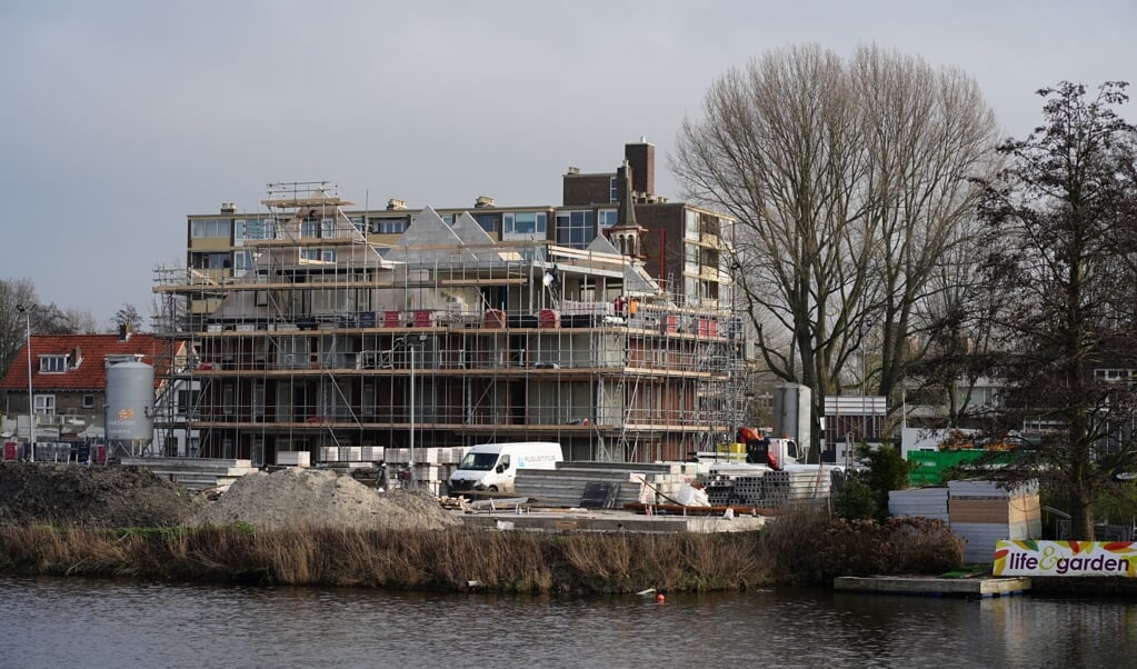 De actiegroep roept op tot bouw van betaalbare woningen in Amstelveen. Op de foto appartementen in aanbouw aan de Handweg die niet tot die categorie behoren.