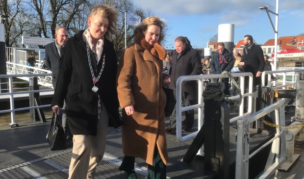 Burgemeester Melissant en minister Van Nieuwenhuizen stappen aan boord van de Gorinchem X