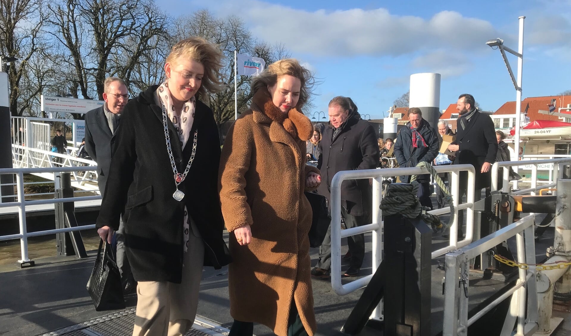 Burgemeester Melissant en minister Van Nieuwenhuizen stappen aan boord van de Gorinchem X