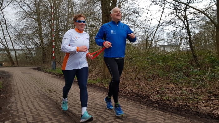Carin wordt begeleid door Klaas