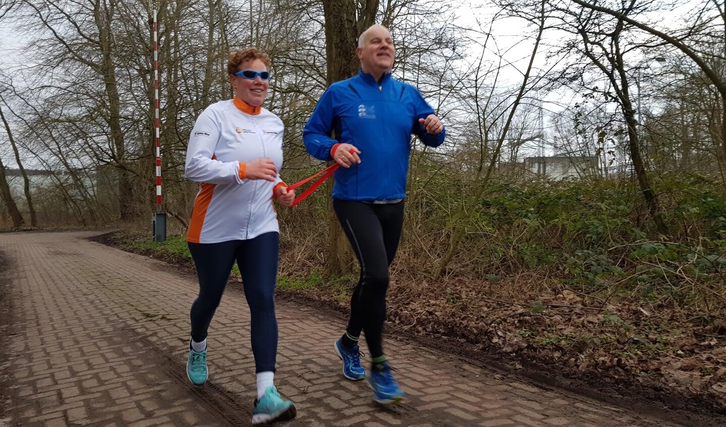 Carin wordt begeleid door Klaas