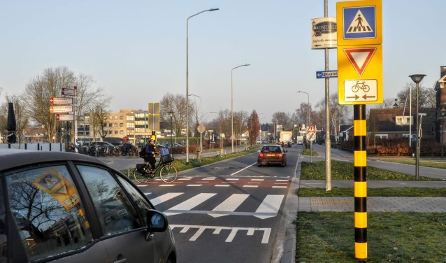 Om de oversteek op de Burgemeester Kuntzelaan minder complex te maken, is nu het plan het zebrapad en de fietsoversteek uit elkaar te halen.