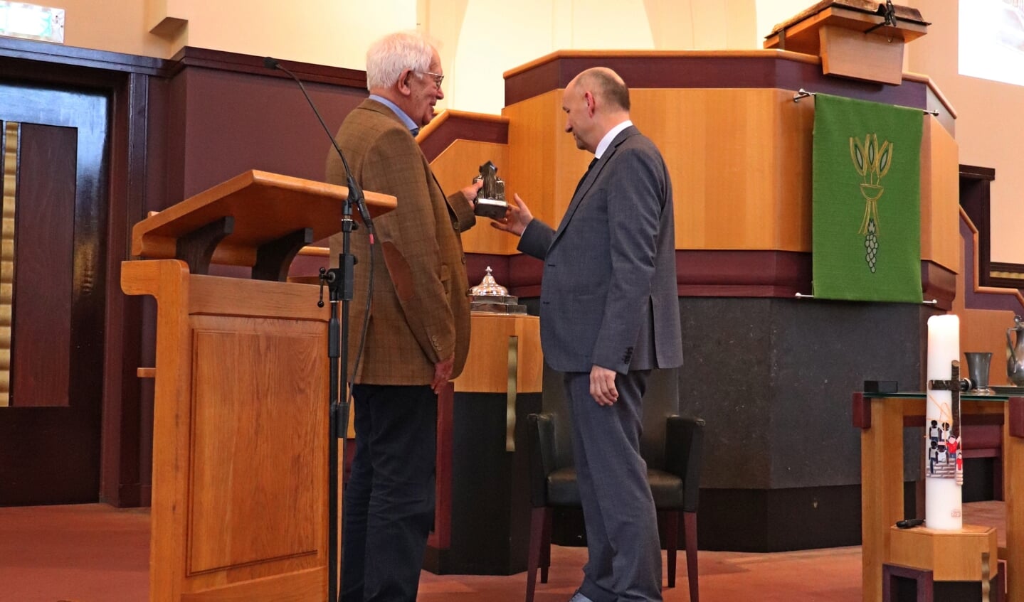 Evert van de Veen kreeg namens de orgelcommissie van de kerk een beeld van het orgel van de Gereformeerde Kerk Voorthuizen van Liesbeth van Zethoven.