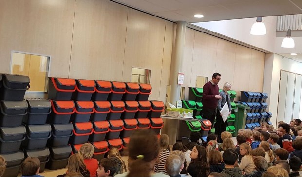 Wethouder Floor Gordon was aanwezig bij de overhandiging van de afvalbakjes en minicontainers op de Roelof Venemaschool.