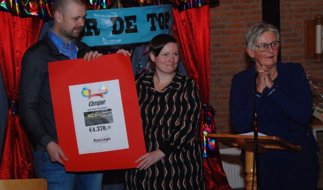 Joey en Miranda van de Veluwse Wens Ambulance met de cheque van Passage.