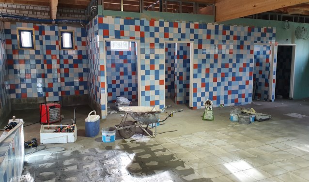 Rechts van de entree komen de douches, kleedruimtes en toiletten.