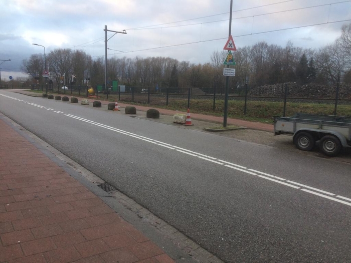 Afgezette parkeerplaatsen nabij onveilige spoorwegovergang Giessenzoom