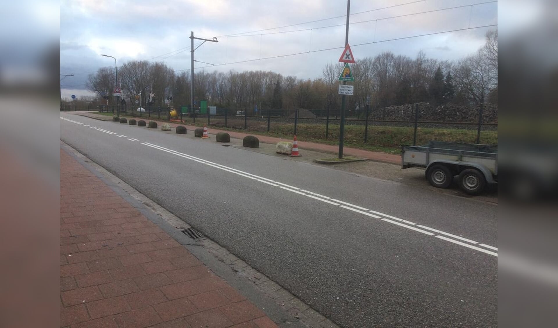 Afgezette parkeerplaatsen nabij onveilige spoorwegovergang Giessenzoom