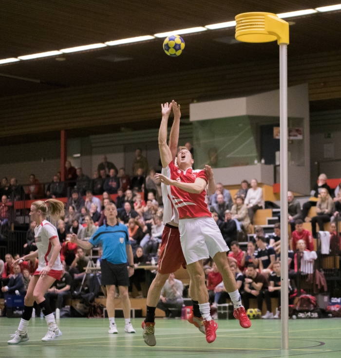 Steven Bakker in een reboundduel