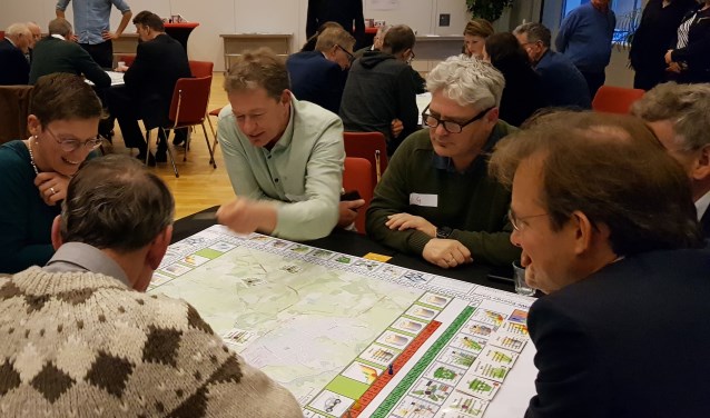 Deelnemers doen een spel waarbij een dorp of stad elektrisch-energieneutraal moest worden gemaakt.