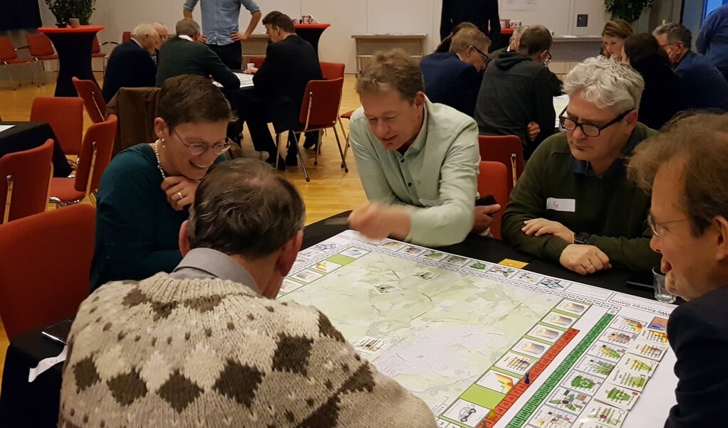Deelnemers doen een spel waarbij een dorp of stad elektrisch-energieneutraal moest worden gemaakt.