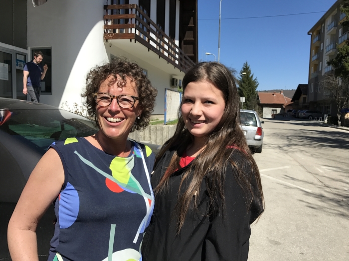 Erika bezoekt kind in Bosnie