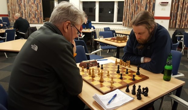 Het duel tussen Chris van Oosterwijk (links) en Hotze Hofstra.