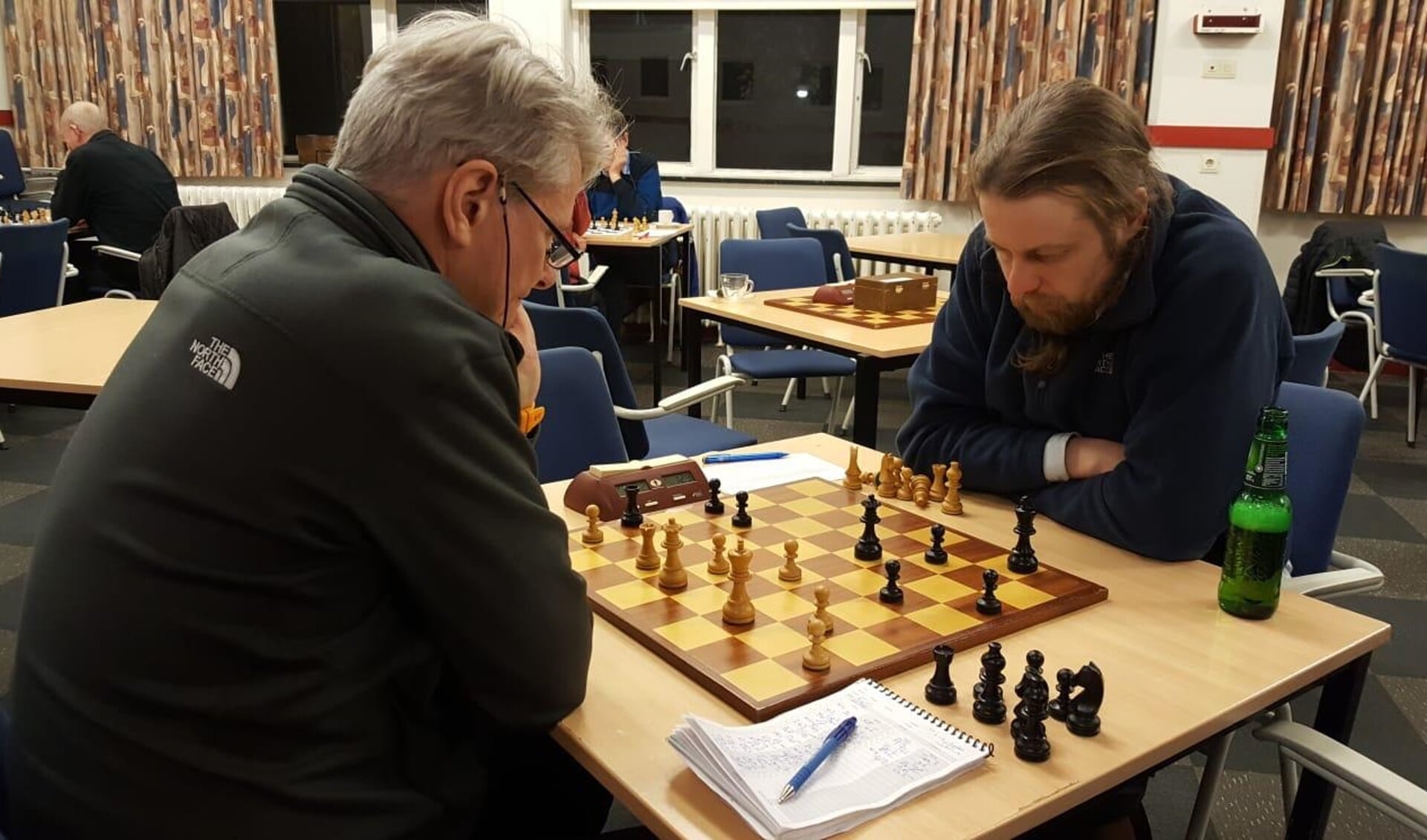 Het duel tussen Chris van Oosterwijk (links) en Hotze Hofstra.