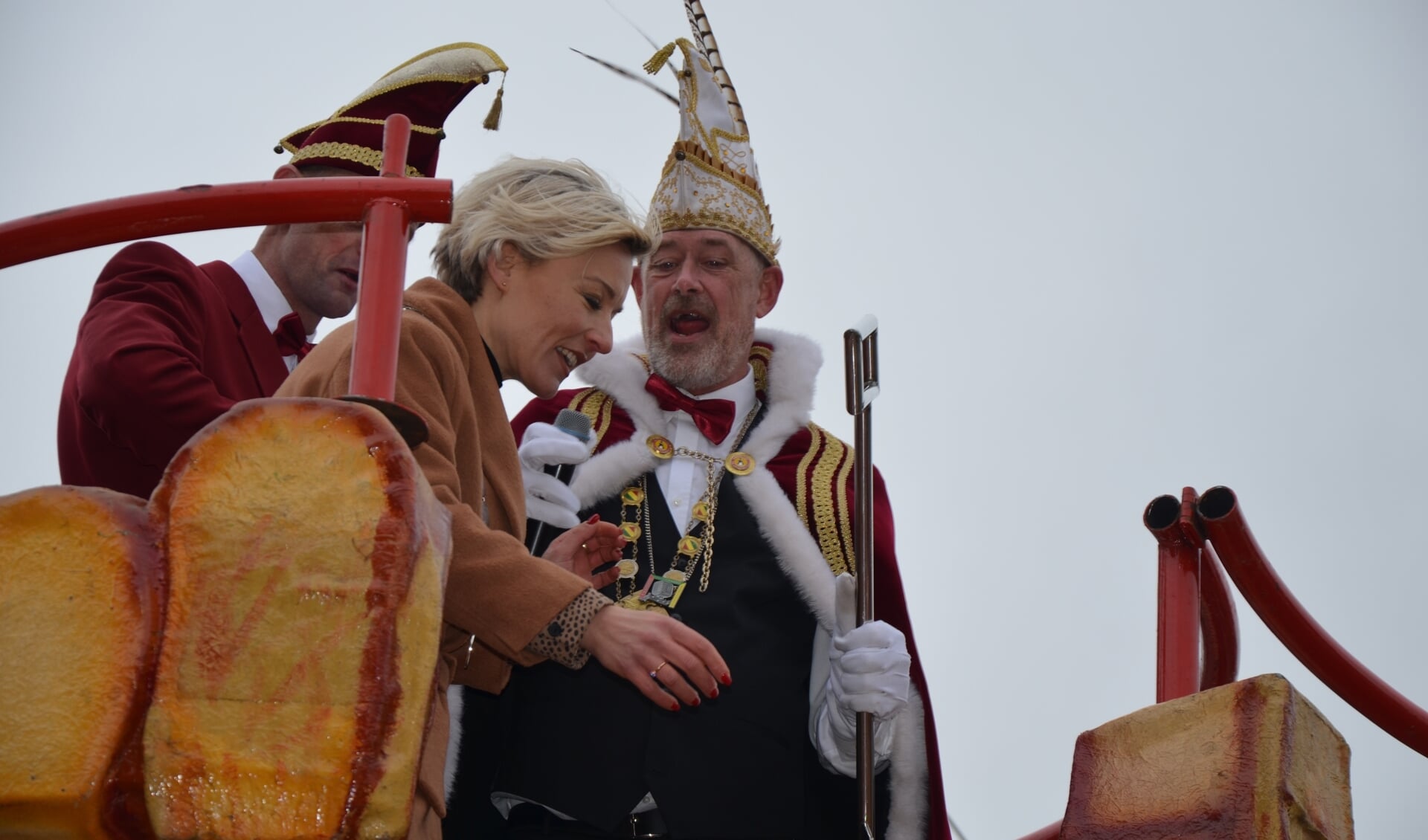 Burgemeester Iris Meerts overhandigt de sleutel aan Prins Dick den Eerste