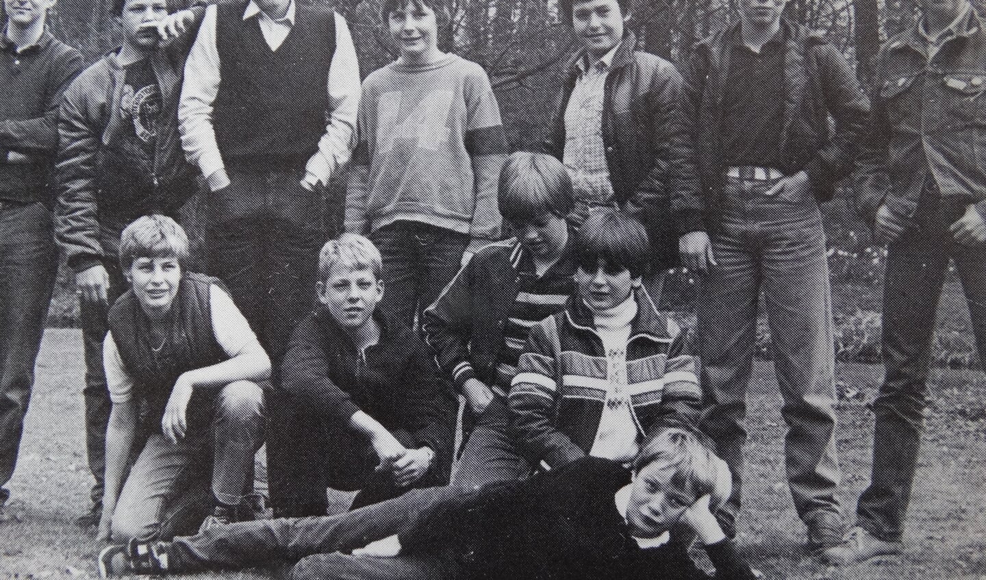 Klassenfoto: Arno staat in het midden met nummer 14 op zijn trui