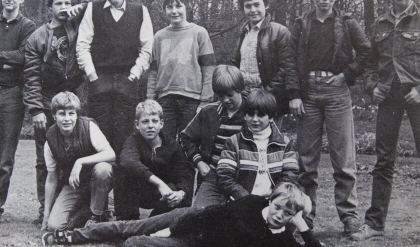 Klassenfoto: Arno staat in het midden met nummer 14 op zijn trui