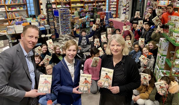 Kinderburgemeester Lieuwe, wethouder Frank Berkhout en Ada Ruiter van Libris Venstra na het uitdelen van het boek aan leerlingen van De Horizon.