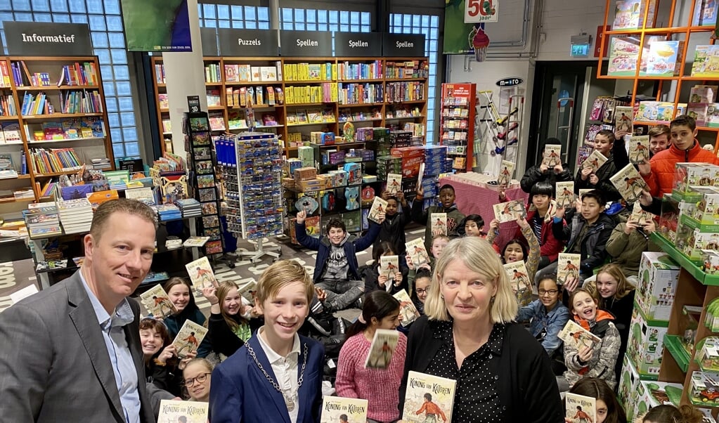 Kinderburgemeester Lieuwe, wethouder Frank Berkhout en Ada Ruiter van Libris Venstra na het uitdelen van het boek aan leerlingen van De Horizon.