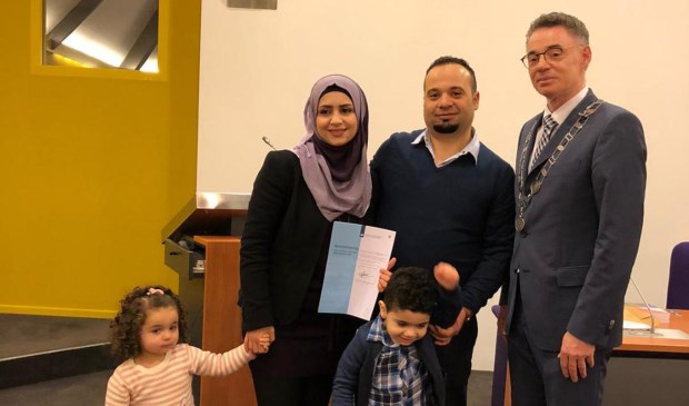 Mouhanned en zijn gezin samen met burgemeester Isabellla nadat zij de Nederlandse nationaliteit ontvingen