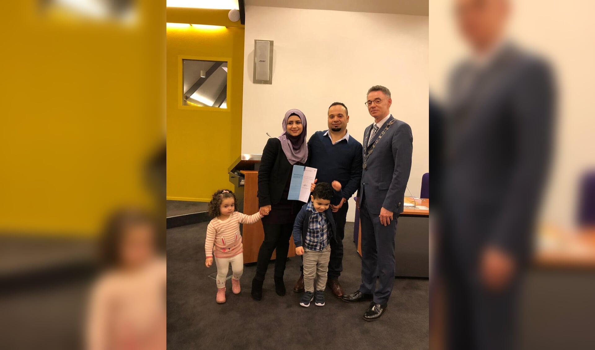 Mouhanned en zijn gezin samen met burgemeester Isabellla nadat zij de Nederlandse nationaliteit ontvingen